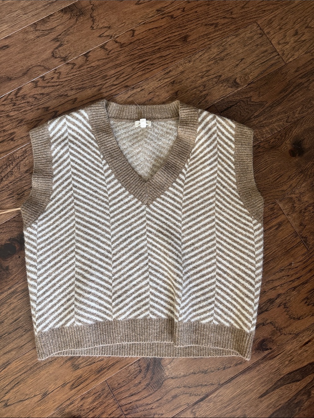 debut Beige and White Chevron V-Neck Sweater Vest